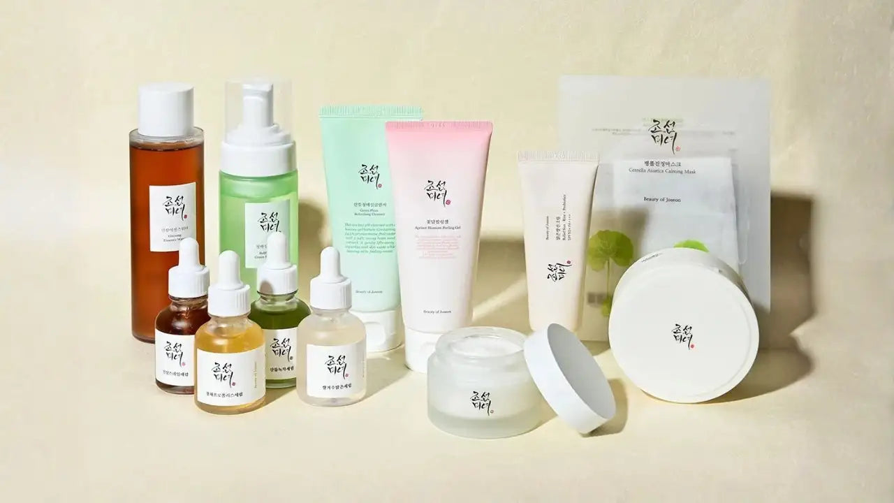 Une collection de produits de soin de la peau de la marque « jumia » comprenant des flacons, des tubes et des pots aux tons pastel doux comme le rose, le vert, le blanc et l’ambre, avec des étiquettes minimalistes.