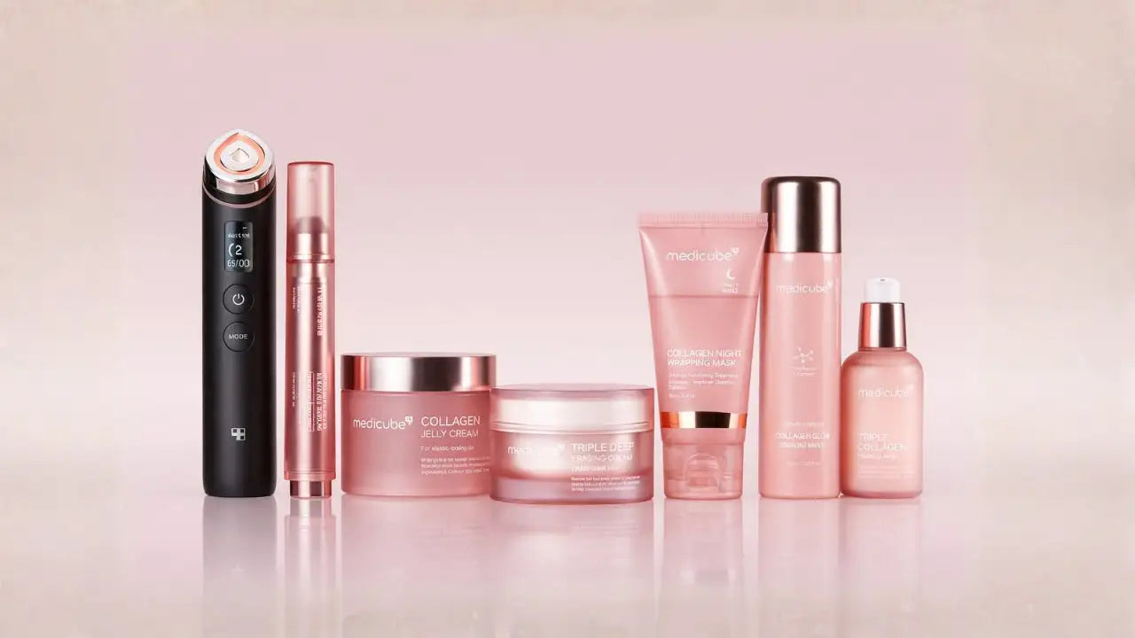 Ensemble de soins Marisol rose et or avec crème gelée au collagène, flacons de sérum, tubes, pots avec couvercles métalliques et un appareil facial électrique.