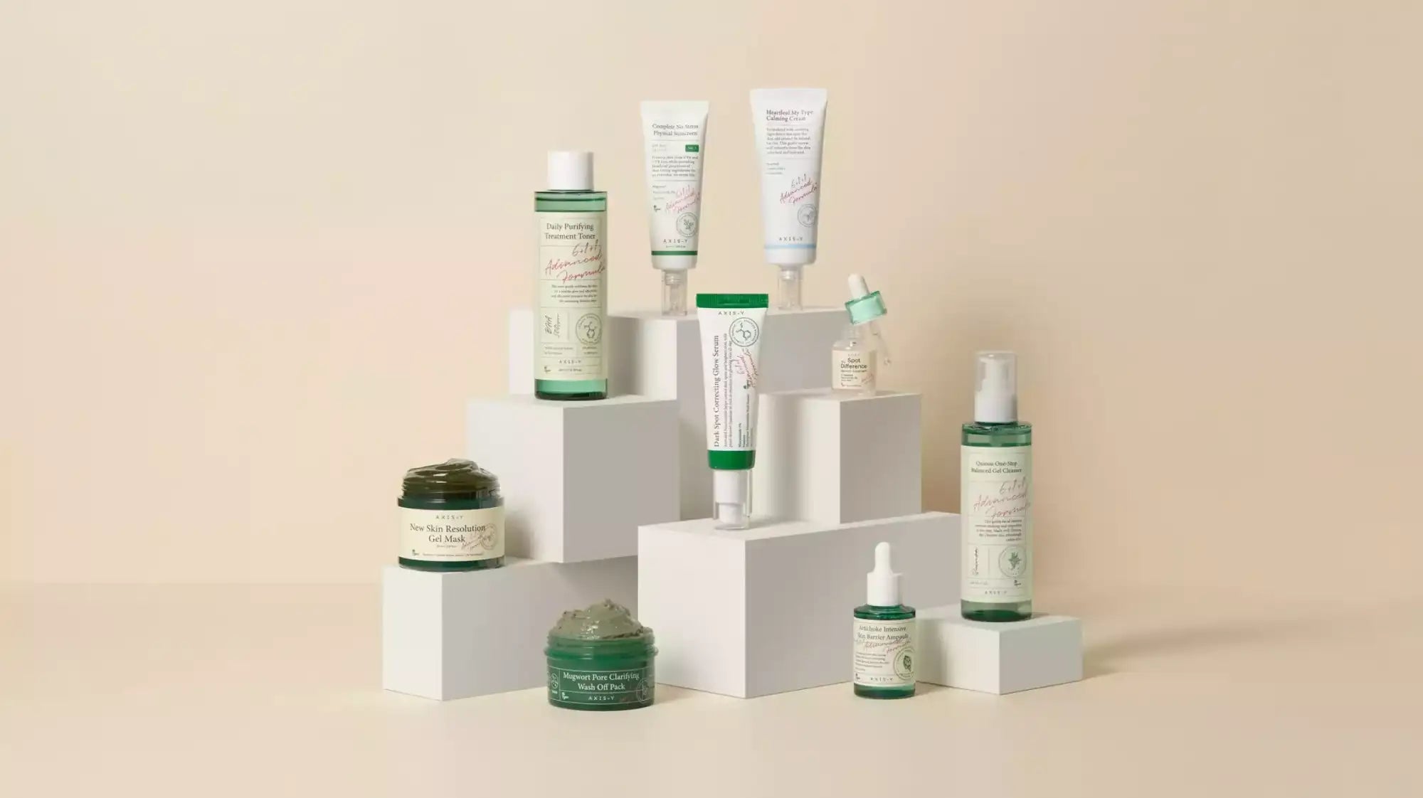 Un ensemble de soins de la peau élégant et minimaliste, composé de bouteilles vertes et blanches avec des étiquettes raffinées.