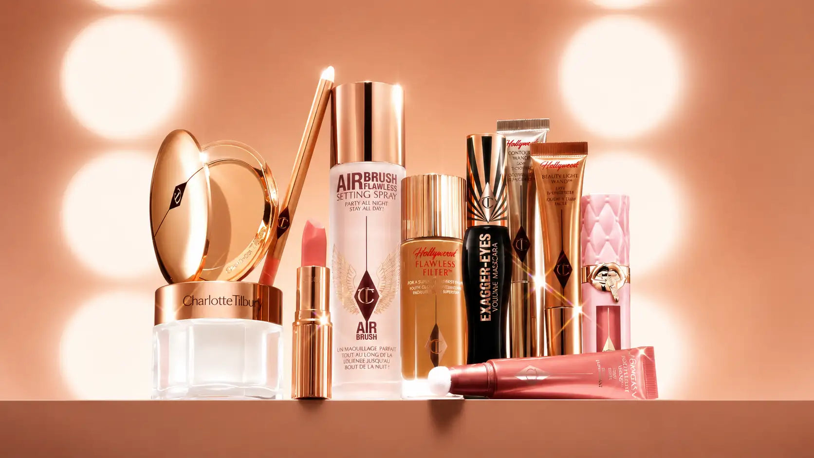 Un pinceau maquillage Charlotte Tilbury élégant en or rosé, avec une poignée métallique polie et des poils fins.