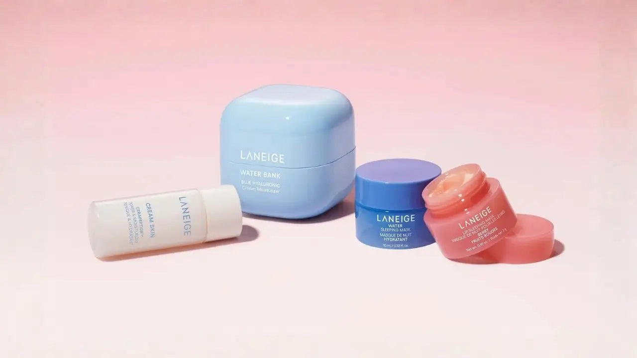 Un pot de barquette pour eau de la marque Laneige, bleu clair et élégant, avec un couvercle assorti et une marque minimaliste.
