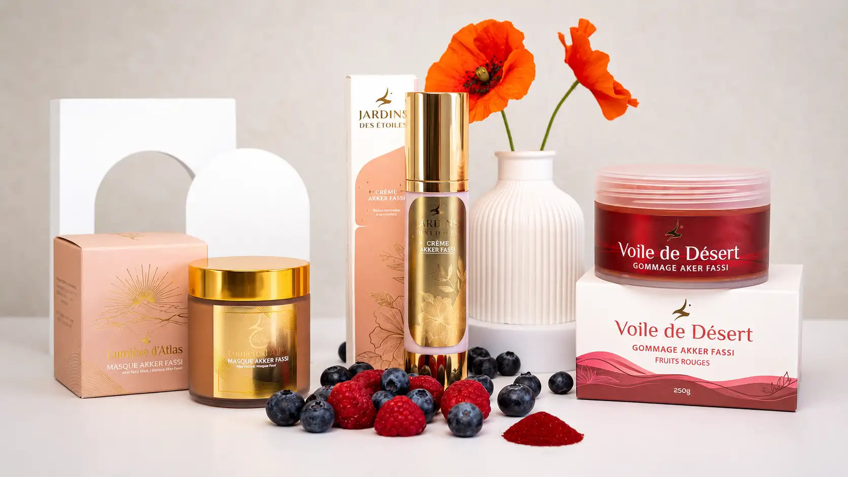 Bouteille cylindrique à la finition dorée avec un bouchon assorti et une étiquette élégante en feuille d’or, portant le nom de marque « jardins des etoiles »