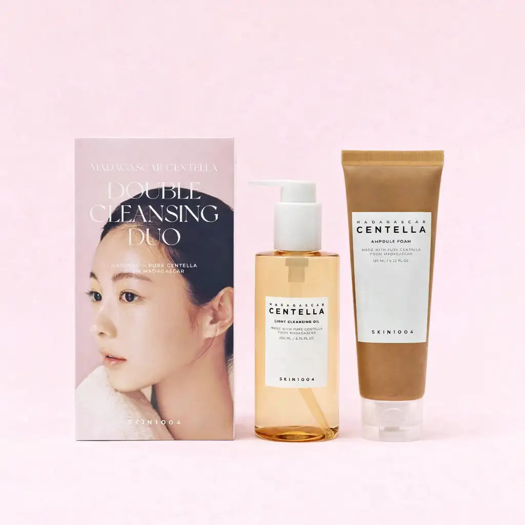 Coffret duo de double nettoyage Centella de Madagascar de skin1004, comprenant une bouteille en verre ambré transparent avec une pompe blanche et un tube marron mat, tous deux portant l’inscription « skin1004 ».