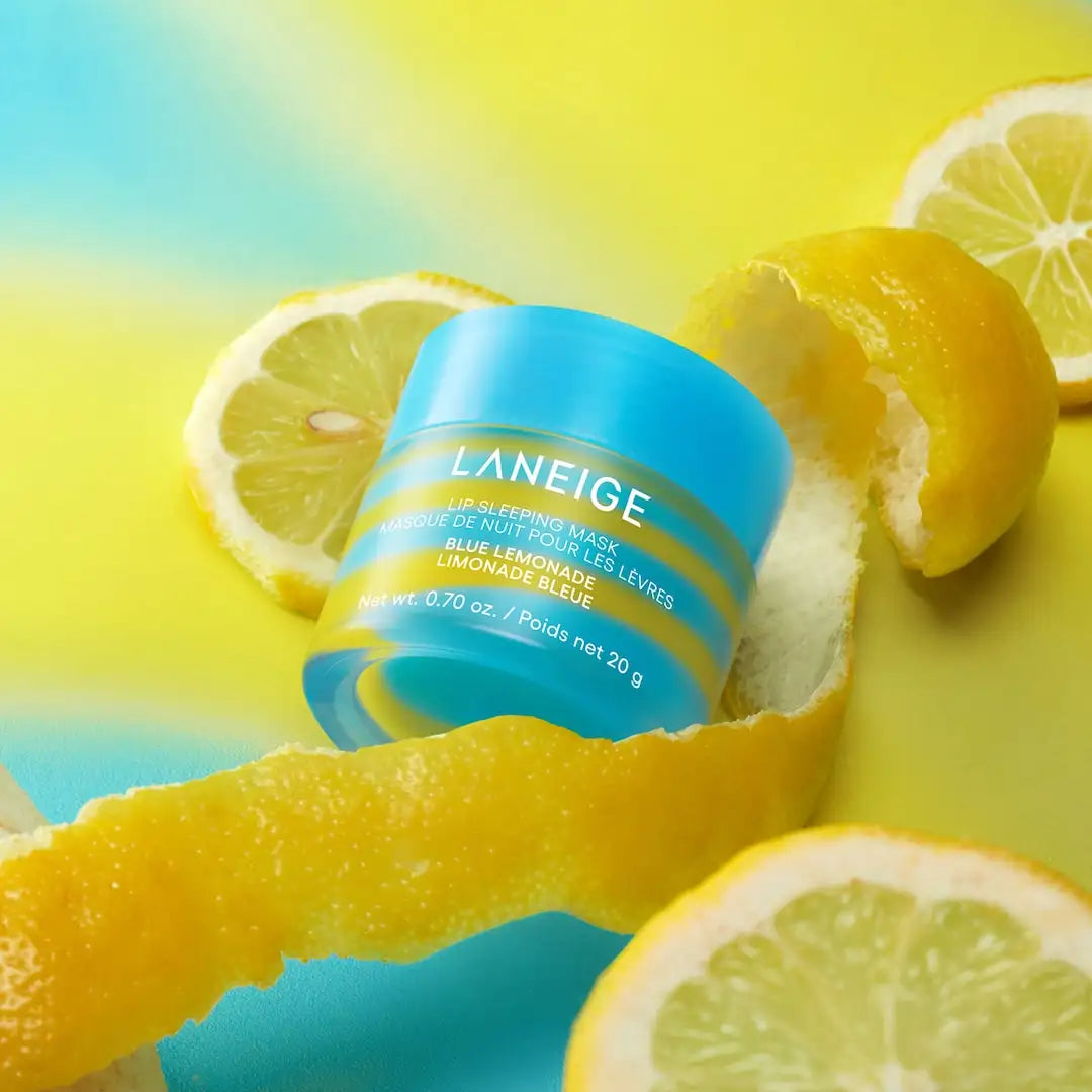 Un conteneur cylindrique vibrant bleu de masque de nuit Laneige pour les lèvres, parfumée à la limonade bleue, avec une finition brillante et des rayures d’accent jaunes.