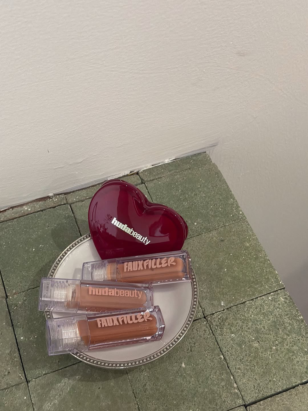 Huda Beauty  - Compact Mirror