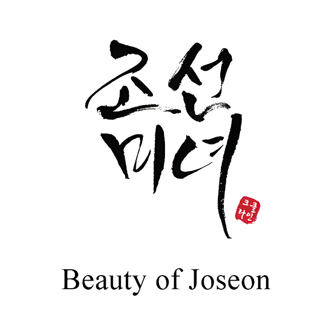 Logo calligraphique noir et blanc avec sceau rouge, comprenant le texte coréen « 조전민영 » au-dessus de la phrase anglaise « beauty of joseon. »