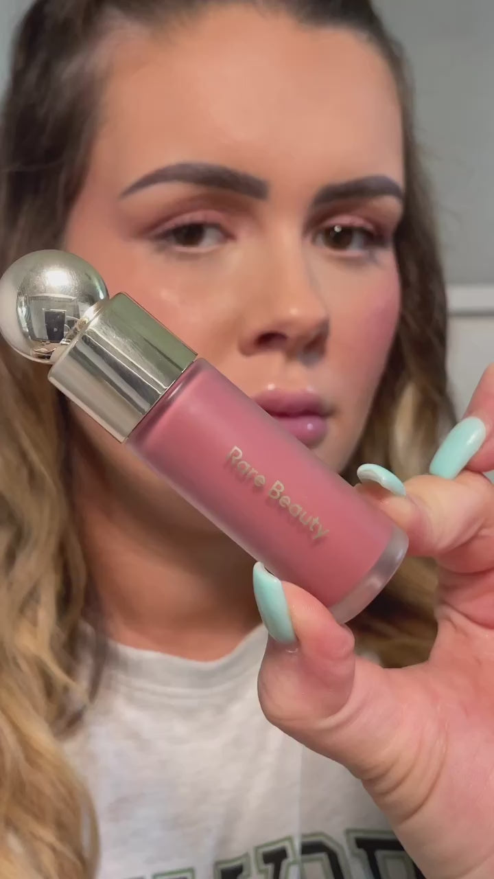 Charger la vidéo : Rare Beauty - Soft Pinch Dewy Liquid Blush - réf Happy 7.5ml