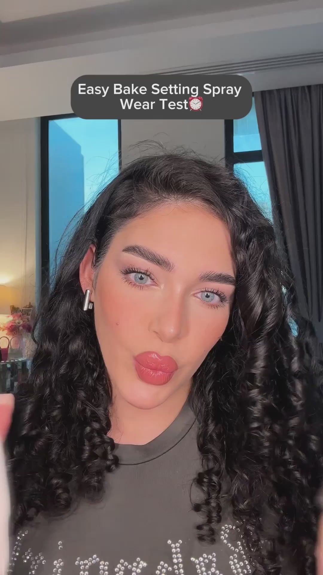 Charger la vidéo : HUDA BEAUTY - Easy Bake Setting Spray - 100ml