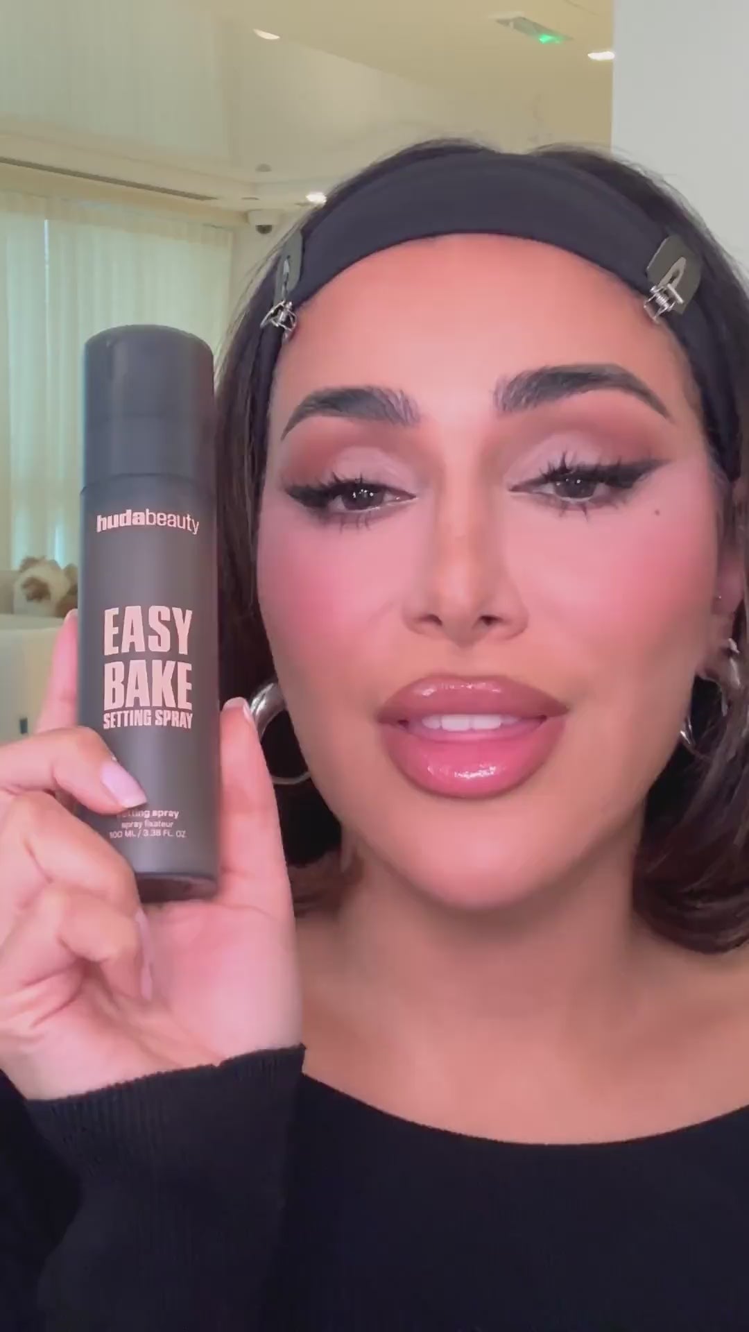 Charger la vidéo : HUDA BEAUTY - Easy Bake Setting Spray - 100ml
