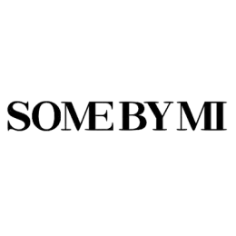 Texte de logo « Black by mi » sur un fond sombre.